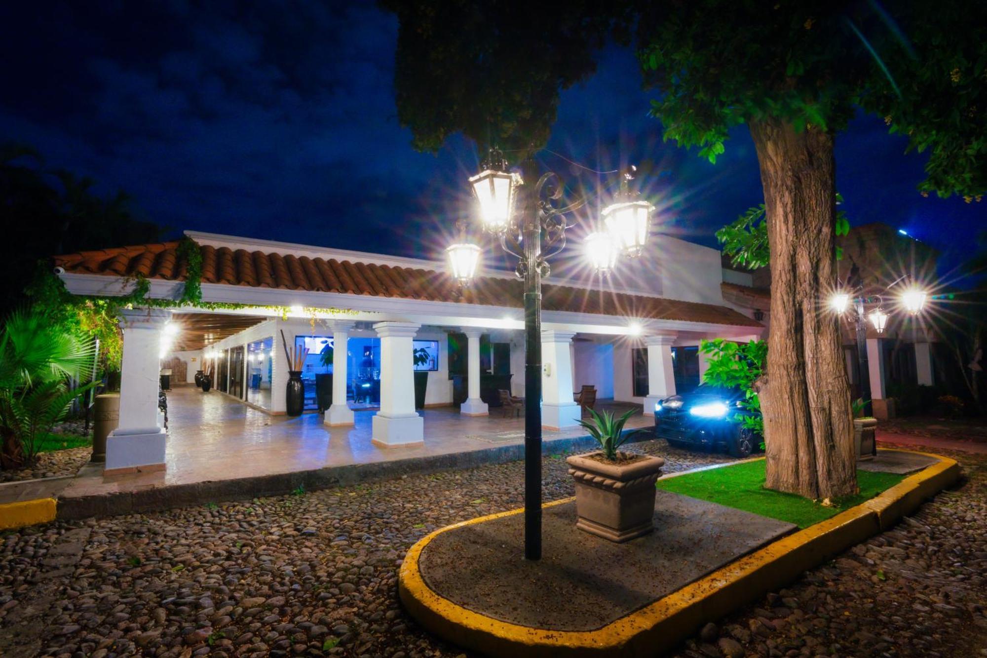 洛斯特雷里奥斯酒店 Culiacán 外观 照片